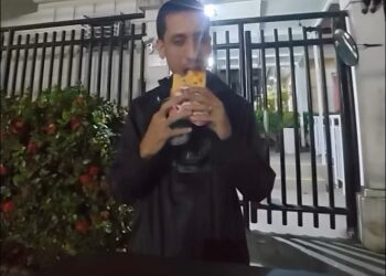 Motoboy tem pedido cancelado após cliente se recusar a descer e acaba comendo o lanche