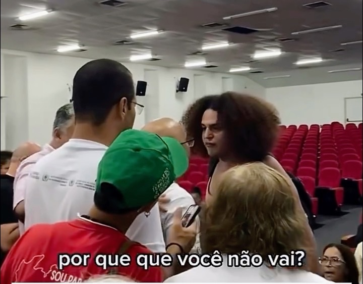 Influenciadora travesti faz confusão após ser chamada de “ele” durante conferência em Brasília