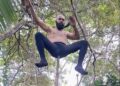 Homem viraliza ao mostrar domínio de equilíbrio em vara de mais de 3 metros