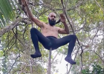 Homem viraliza ao mostrar domínio de equilíbrio em vara de mais de 3 metros