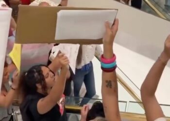 Manifestação em shopping do Rio termina com ativistas trans invadindo em banheiro feminino