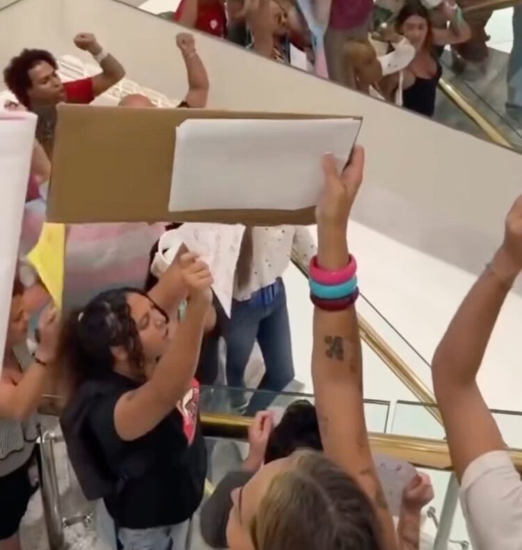 Manifestação em shopping do Rio termina com ativistas trans invadindo em banheiro feminino