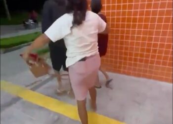 Jovem flagrado com drogas leva chineladas da mãe ao sair de Delegacia, no Ceará