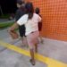 Jovem flagrado com drogas leva chineladas da mãe ao sair de Delegacia, no Ceará