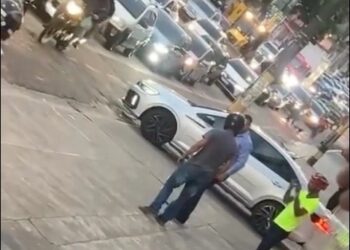 Motorista desce do carro e impede agressão de motoqueiro contra ciclista após colisão em ciclofaixa: “Tu tá errado!”
