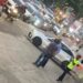 Motorista desce do carro e impede agressão de motoqueiro contra ciclista após colisão em ciclofaixa: “Tu tá errado!”