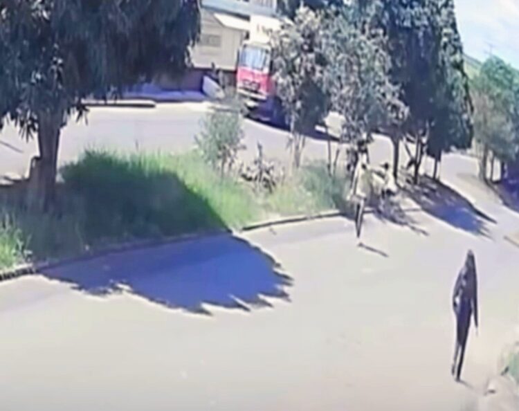 Em Alagoas, motociclista perde controle ao dar “grau” e atropela mulher grávida