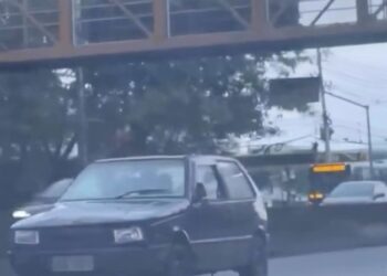 Carro é flagrado andando de “ré” em avenida movimentada do Rio de Janeiro
