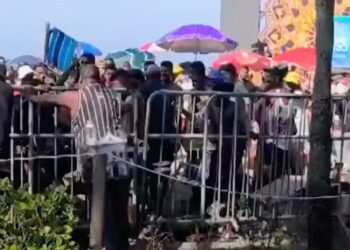 Homem é agredido após mostrar partes íntimas e roupas ambulantes antes de show da Shakira, em Copacabana