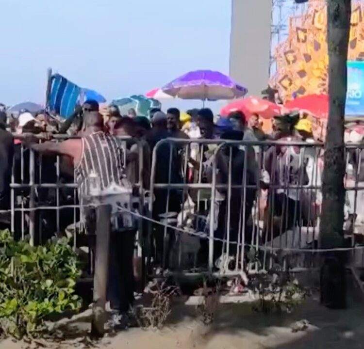 Homem é agredido após mostrar partes íntimas e roupas ambulantes antes de show da Shakira, em Copacabana