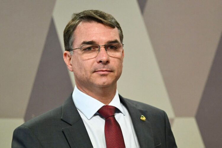 “Sem dó nem piedade”: Flávio defende modelo Bukele e construção de novos presídios