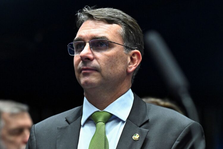 Flávio Bolsonaro relembra articulação após EUA classificarem PCC e CV como organizações terroristas