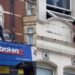 Vídeo mostra resgate de menina pendurada em janela de prédio em Londres