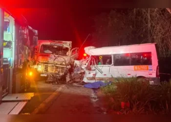 Colisão entre van e caminhão deixa 6 mortos entre São Miguel e Santa Maria do Pará