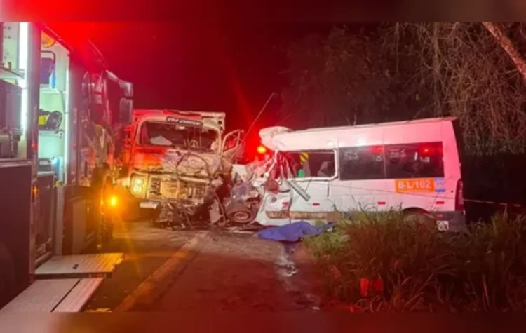 Colisão entre van e caminhão deixa 6 mortos entre São Miguel e Santa Maria do Pará
