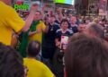 Brasileiros tomaram conta da Times Square e fizeram roda de pagode com escoceses antes de jogo da Copa do Mundo