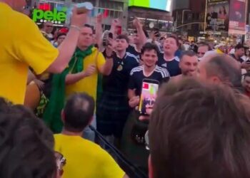 Brasileiros tomaram conta da Times Square e fizeram roda de pagode com escoceses antes de jogo da Copa do Mundo