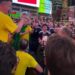 Brasileiros tomaram conta da Times Square e fizeram roda de pagode com escoceses antes de jogo da Copa do Mundo