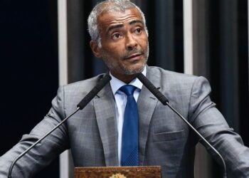 Romário mantém salário de R$ 46 mil pago pelo Senado enquanto comenta Copa nos EUA e promove bet