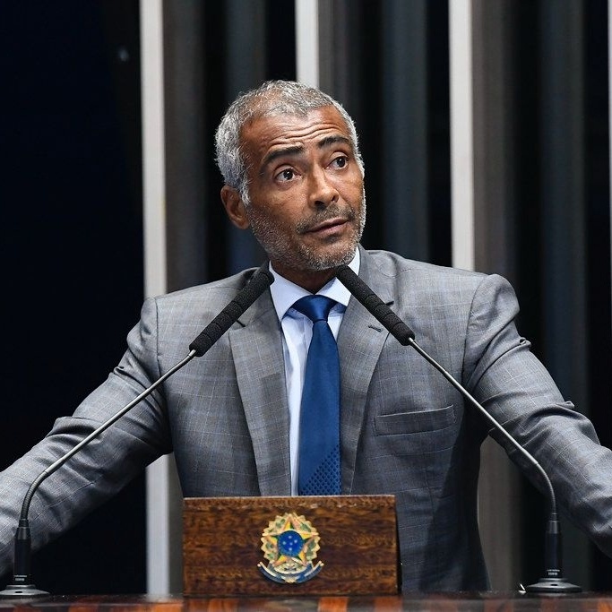 Romário mantém salário de R$ 46 mil pago pelo Senado enquanto comenta Copa nos EUA e promove bet