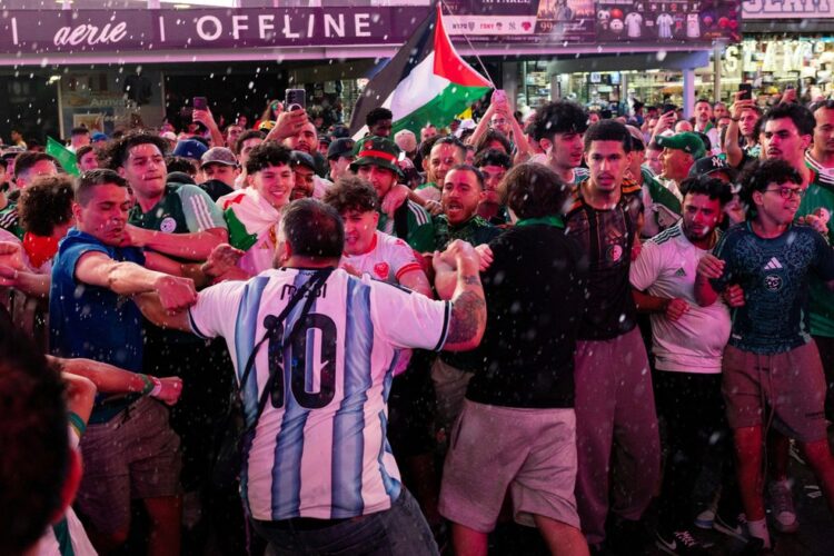 Torcedores de Argentina e Argélia brigam e trocam socos na Times Square antes de estreia na Copa do Mundo