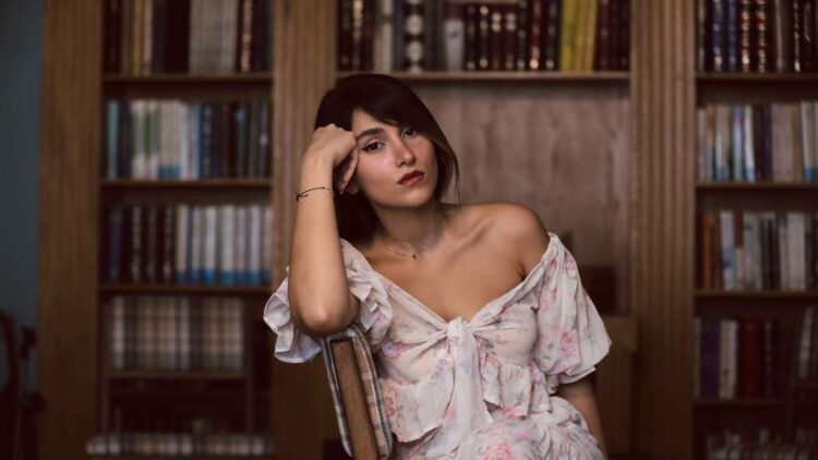 Ditadura iraniana condena cantora a levar mais de 70 chibatadas por se apresentar sem véu em show no YouTube