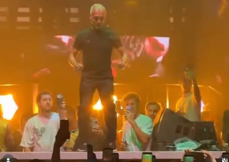 Após vitória do Brasil sobre a Escócia, Senador Romário é flagrado dançando em cima de palco durante festa em Miami