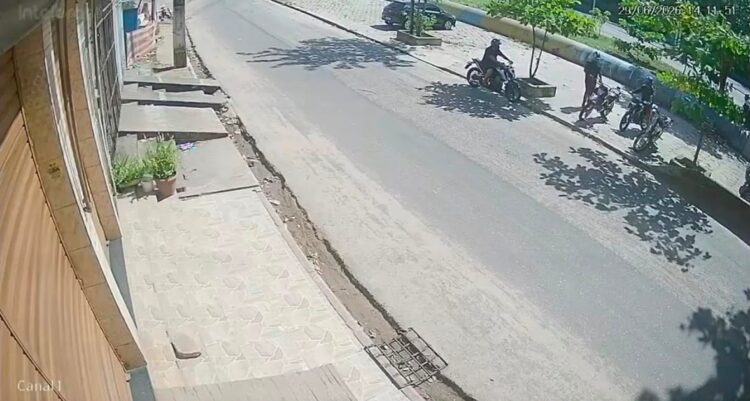 Câmeras registram furto de motocicleta em plena luz do dia no bairro do Curió-Utinga, em Belém