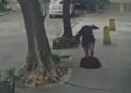 Mulher cai em bueiro após tampa ceder enquanto caminhava para o trabalho