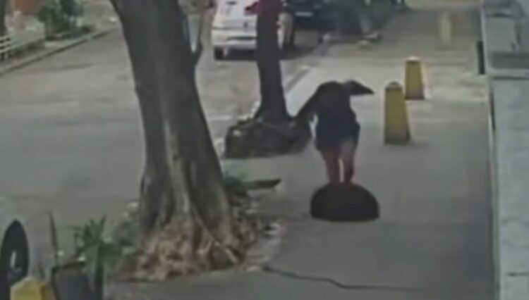 Mulher cai em bueiro após tampa ceder enquanto caminhava para o trabalho