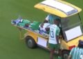 Jogador é atropelado por carrinho-maca durante partida e cena viraliza