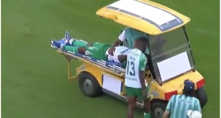 Jogador é atropelado por carrinho-maca durante partida e cena viraliza