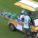 Jogador é atropelado por carrinho-maca durante partida e cena viraliza