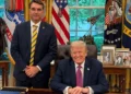 Trump publica foto com Flávio Bolsonaro no Salão Oval da Casa Branca: “Jovem inteligente que ama muito o seu país”
