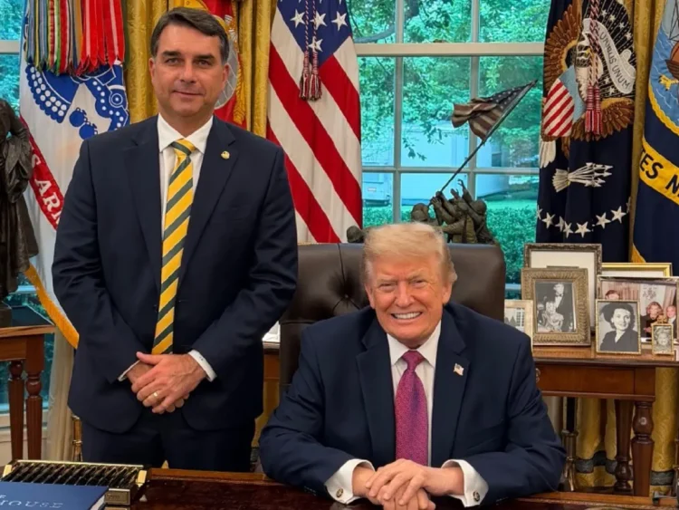 Trump publica foto com Flávio Bolsonaro no Salão Oval da Casa Branca: “Jovem inteligente que ama muito o seu país”