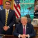 Trump publica foto com Flávio Bolsonaro no Salão Oval da Casa Branca: “Jovem inteligente que ama muito o seu país”