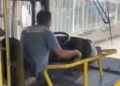 Jovem é flagrado “morcegando” ônibus após motorista não abrir a porta
