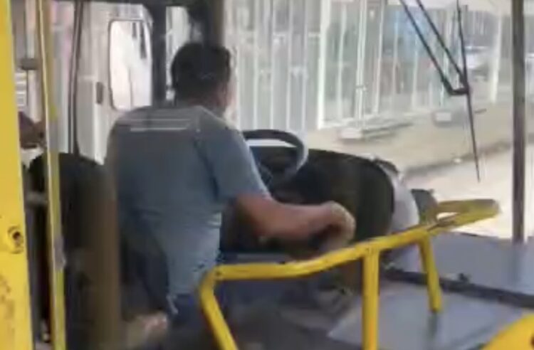 Jovem é flagrado “morcegando” ônibus após motorista não abrir a porta