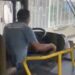 Jovem é flagrado “morcegando” ônibus após motorista não abrir a porta