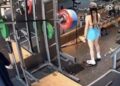 Mulher escapa por centímetros de ter o pé esmagado por barra com pesos em academia
