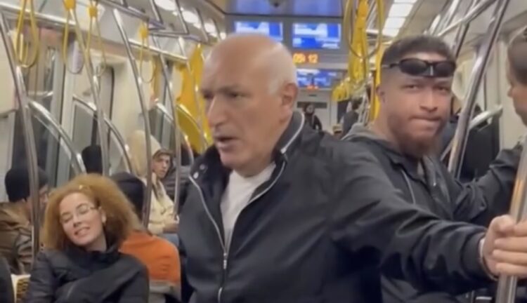 Casal acusa homem de homofobia durante discussão dentro de metrô em São Paulo