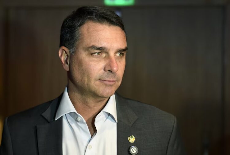 Flávio Bolsonaro diz que suspenderá reforma tributária por um ano caso seja eleito