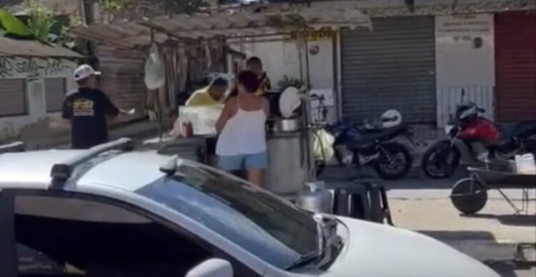 Mototaxistas brigam no meio da rua e acabam levando bronca de vendedora no Guamá