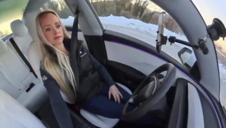 Motorista nem percebe ambulância, mas Tesla reage antes e vídeo impressiona