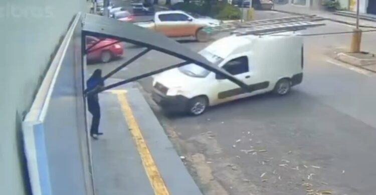 Mulher escapa por segundos de van desgovernada em Santarém