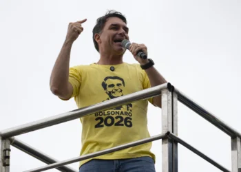 Flávio Bolsonaro aciona STF contra Lula após fala sobre “tr4idores da pátria”