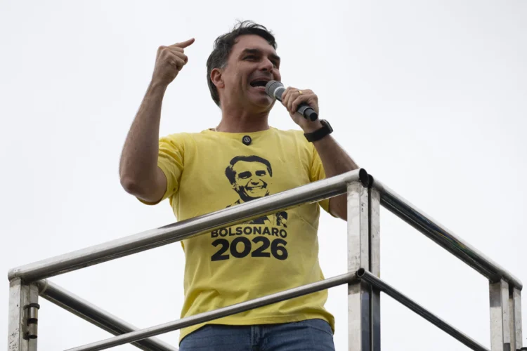 Flávio Bolsonaro aciona STF contra Lula após fala sobre “tr4idores da pátria”