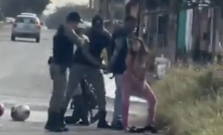 Mulher é presa após esconder pistola carregada nas partes íntimas durante abordagem policial