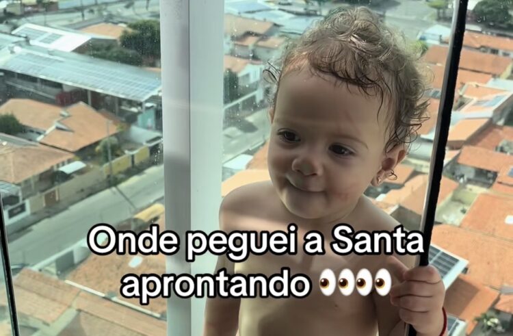 Vídeo de bebê de 1 ano em varanda de vidro viraliza e gera críticas nas redes