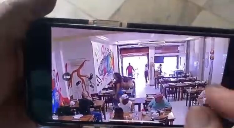 Criminoso armado derruba e humilha mulher durante assalto em restaurante na João Paulo II